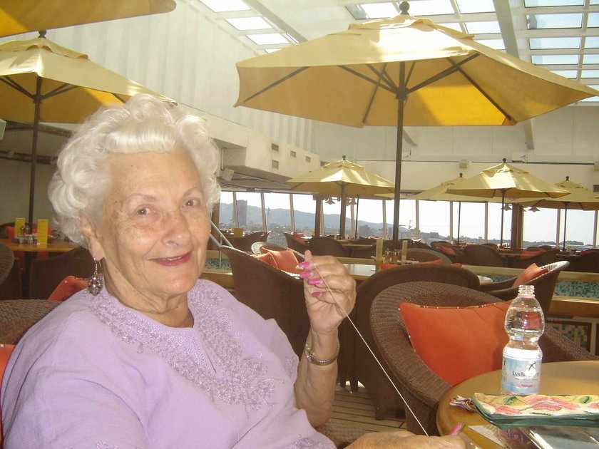 Une grand-mère de 89 ans a vendu sa maison et a décidé de vivre sur un bateau de croisière toute sa vie.