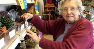 Cette dame de 96 ans continue de travailler 3 jours par semaine afin d'avoir un "but dans la vie".