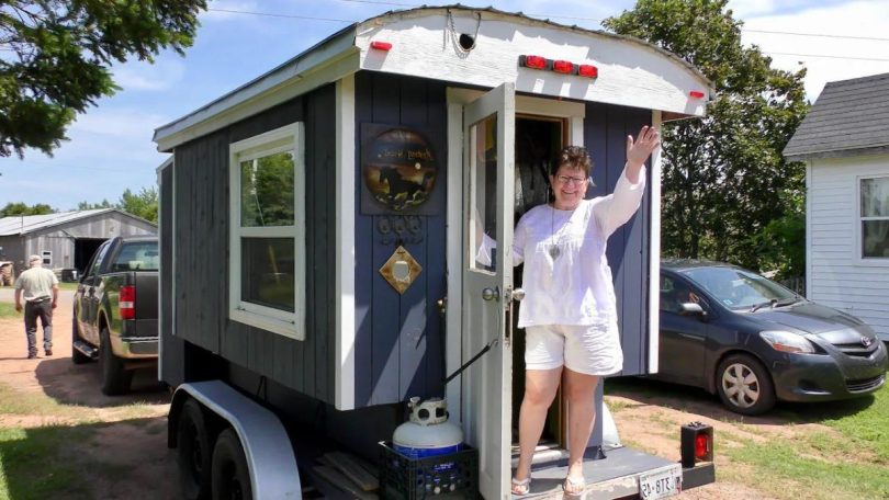 Cette vieille femme a construit sa maison de rêve sur roues avec seulement 5 000 dollars.