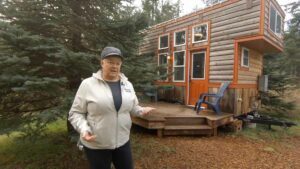 Cette femme de 54 ans fabrique de mini-maisons pour les louer afin d'avoir d'argent pour prendre sa retraite.
