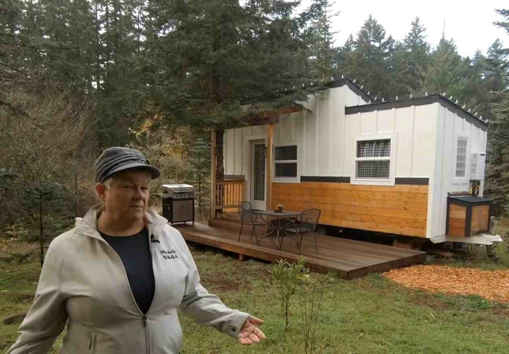Cette femme de 54 ans fabrique de mini-maisons pour les louer  afin d'avoir d'argent pour prendre sa retraite.
