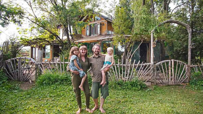 Cette famille vit dans une maison en argile construite à seulement 1000 $ (pas de factures pendant 13 ans).