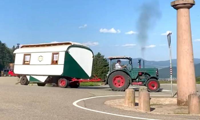 Un couple de retraités traverse l'Allemagne à 25 kilomètres par heure sur un tracteur.
