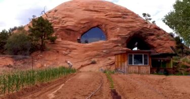 Un homme transforme une grotte du désert en une magnifique maison de 529 m².