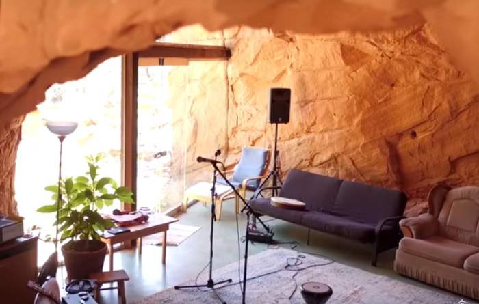 Un homme transforme une grotte du désert en une magnifique maison de 529 m².