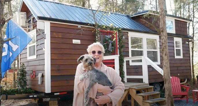 Une femme âgée a acheté une petite maison afin de vivre une retraite confortable.