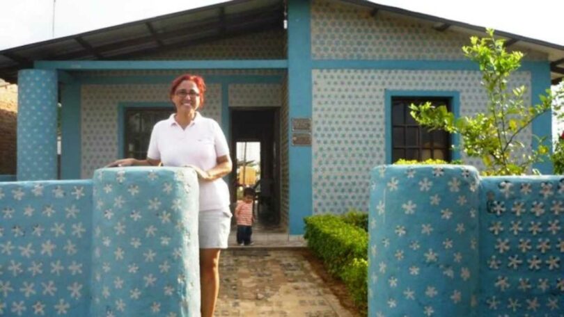 Cette femme construit des maisons pour des familles pauvres en bouteilles en 20 jours