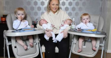 Rencontrez les deux couples de vrais jumeaux nés à 15 mois d'intervalle.