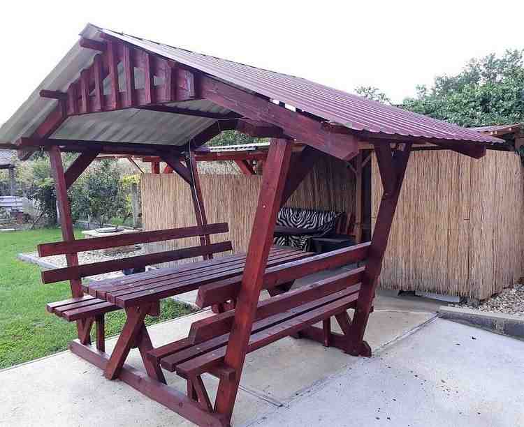 Idées de bancs pour le toit d'un gazebo avec table centrale