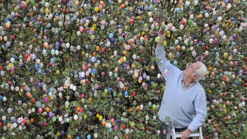 La fête pour le lapin de Pâques : Ce couple allemand décore l'arbre de son jardin avec 10 000 œufs peints.