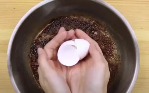 Nettoyez les résidus alimentaires brûlés des casseroles et poêles facilement : avec des coquilles d'œufs !