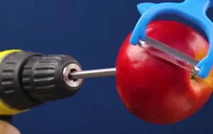 Pelez rapidement une pomme à l'aide d'une perceuse