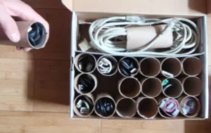 Utilisez des rouleaux de papier toilette vides pour organiser votre boîte de câbles