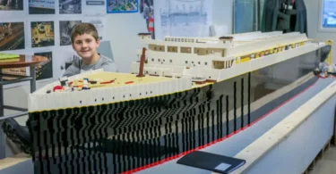 Jeune Prodige de 11 Ans : La Réalisation Époustouflante du Titanic en Lego