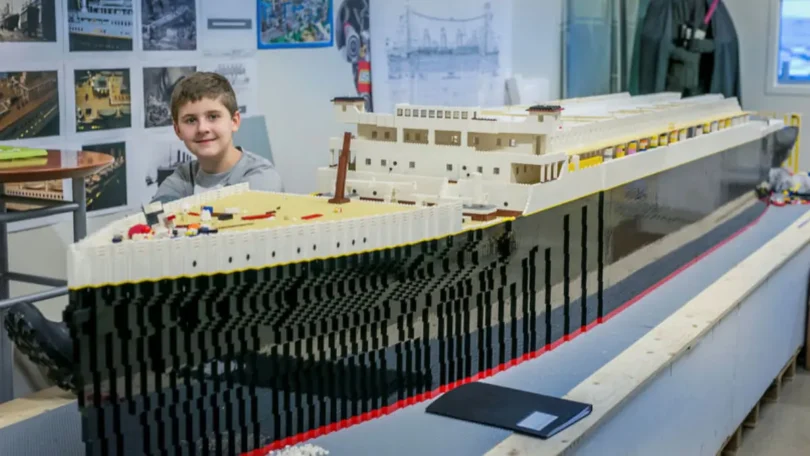 Jeune Prodige de 11 Ans : La Réalisation Époustouflante du Titanic en Lego