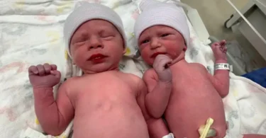 Des jumeaux record nés à partir d'embryons gelés depuis 30 ans. leur mère n'a que 3 ans de plus qu'eux.