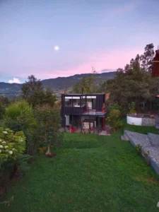Le Haricot Magique, une Maison Container Enchantée au Cœur des Montagnes Colombiennes