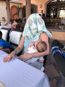 Une mère allaite son bébé dans un restaurant et un inconnu lui demande de se couvrir