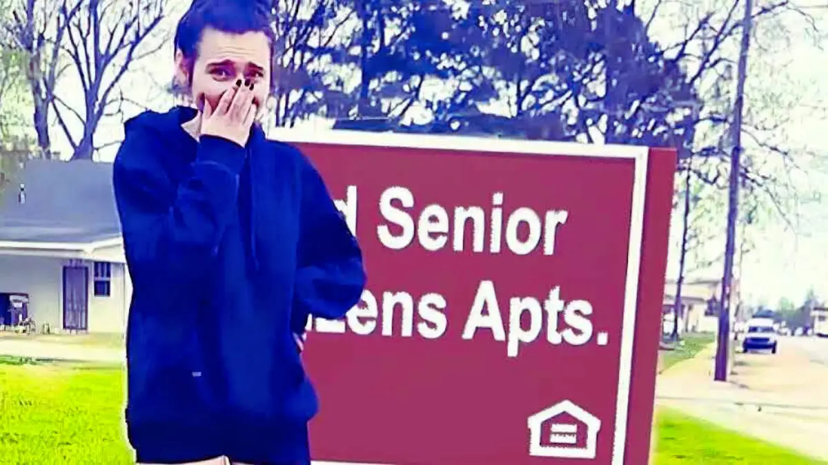 Une fille de 19 ans emménage accidentellement dans une résidence pour personnes âgées et elle adore ça