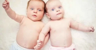 Une mère donne naissance à des jumeaux de pères différents