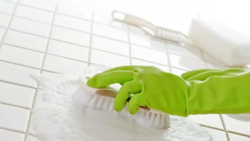 Oui, le bicarbonate de soude nettoie et fait briller les carreaux : voici comment l'utiliser
