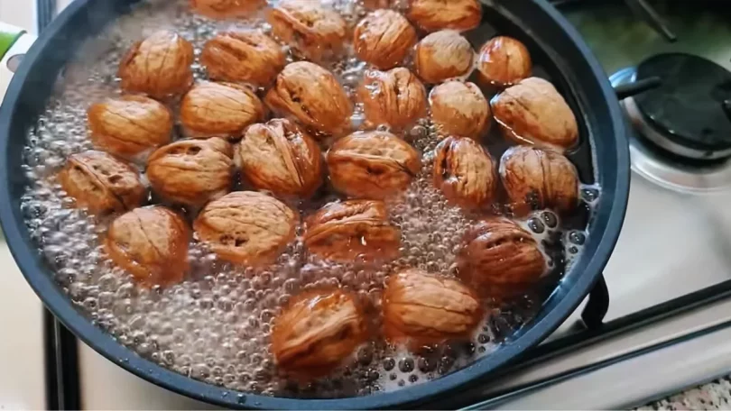 Faire bouillir des noix entières : dévoiler l’astuce culinaire éprouvée de grand-mère