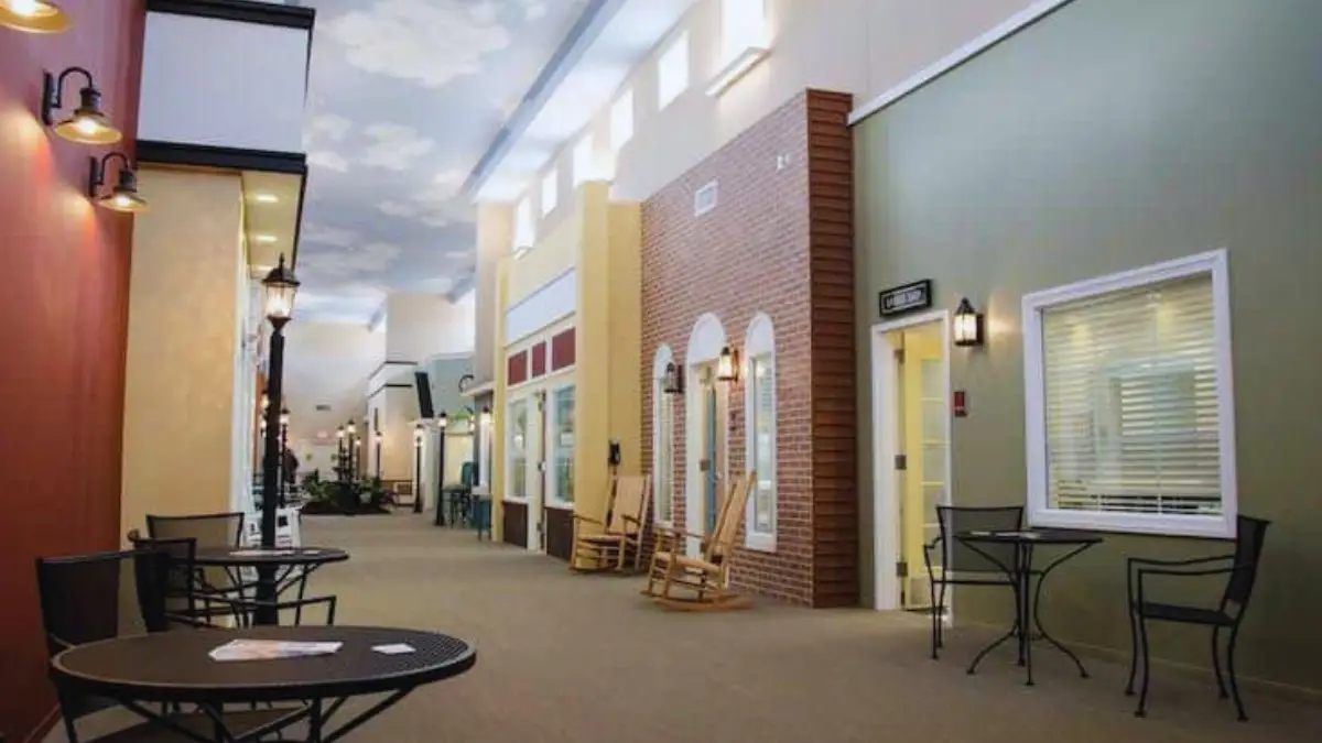 Un homme a décidé de­ transformer les chambres d'une­ maison de retraite e­n petites maisons de quartier.