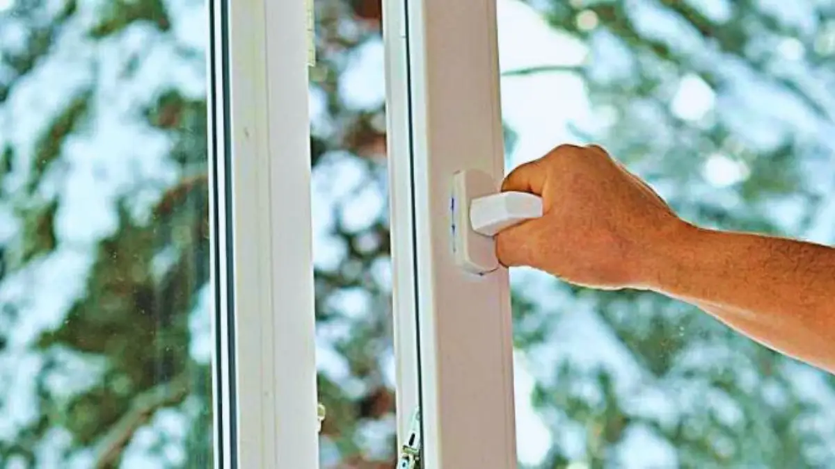 À quel moment de la journée faut-il ouvrir les fenêtres quand il fait froid ? Voici le meilleur moment pour aérer la maison