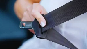 À quoi sert la boucle supplémentaire présente sur les ceintures de sécurité ?