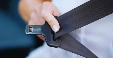À quoi sert la boucle supplémentaire présente sur les ceintures de sécurité ?