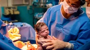 Quelques secondes après sa naissance, ce bébé adresse un regard noir au médecin