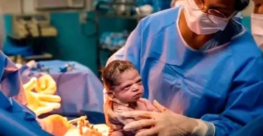 Quelques secondes après sa naissance, ce bébé adresse un regard noir au médecin
