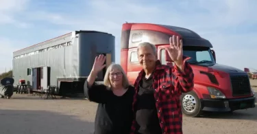 Couple de seniors convertit un semi-remorque en une maison de rêve sur roues