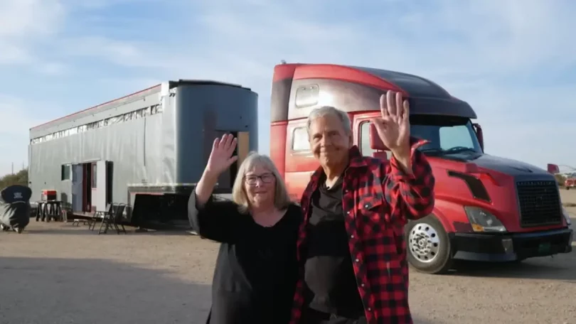 Couple de seniors convertit un semi-remorque en une maison de rêve sur roues