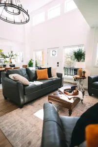 Maison de conteneur d'expédition de style Barndominium avec espace couvert entre les conteneurs