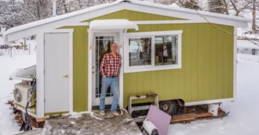 Retraite sans dettes : Construction d'une Incroyable Maison Mobile par un Homme de 70 ans