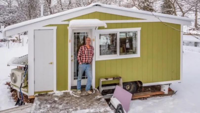 Retraite sans dettes : Construction d'une Incroyable Maison Mobile par un Homme de 70 ans