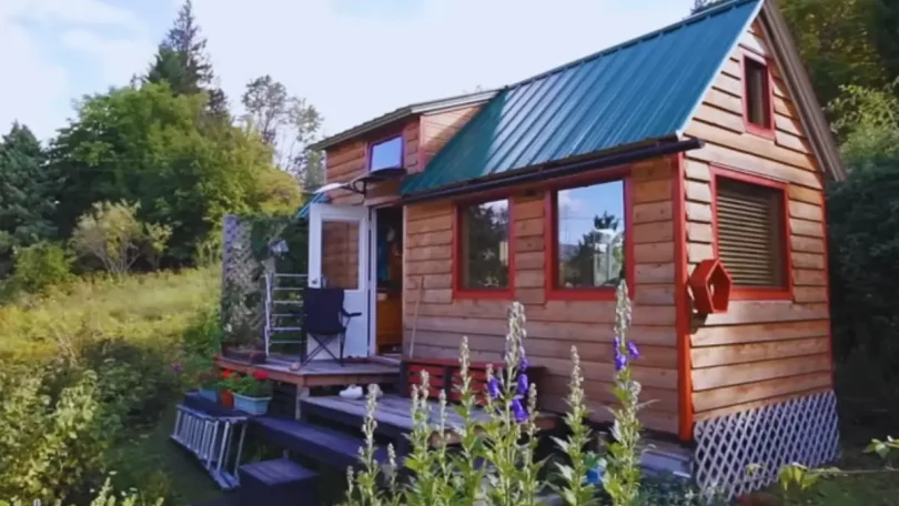 Une femme retraité construit sa propre petite maison pour vivre à prix abordable