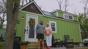 Des retraités installent une petite maison près de leurs enfants pour passer plus de temps avec leurs petits-enfants