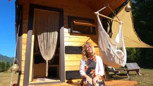 Une femme de 54 ans construit sa propre maison sur remorque pour moins de 15 000 €