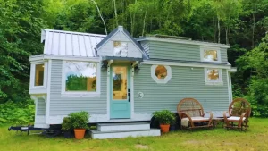 Un couple réduit la taille de sa maison pour emménager dans une magnifique petite maison hors réseau