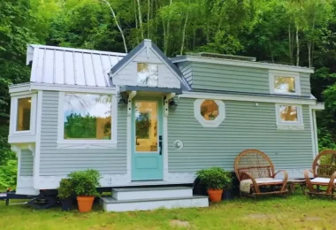 Un couple réduit la taille de sa maison pour emménager dans une magnifique petite maison hors réseau