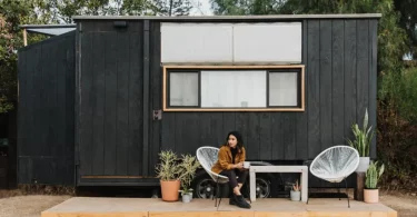 Cette jeune femme a construit une incroyable maison sur roues avec seulement 11 000 euros