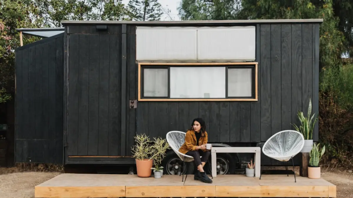 Cette jeune femme a construit une incroyable maison sur roues avec seulement 11 000 euros