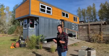 Une jeune femme transforme un vieux camion en charmante tiny-house pour ne pas s’éloigner de ses enfants