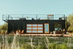 Incroyable et luxueuse maison container avec terrasse et bain à remous