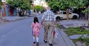 Ce super grand-père accompagne son arrière petite-fille le jour de la rentrée scolaire car sa petite fille travaille