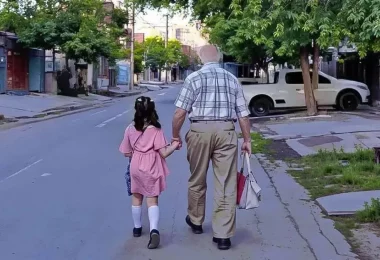 Ce super grand-père accompagne son arrière petite-fille le jour de la rentrée scolaire car sa petite fille travaille