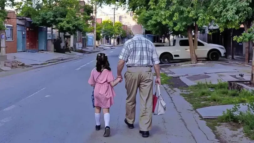Ce super grand-père accompagne son arrière petite-fille le jour de la rentrée scolaire car sa petite fille travaille
