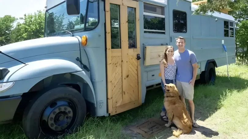 Ce couple a choisi de rénover et de vivre dans cet ancien bus avec leur chien pour ne plus avoir de loyer